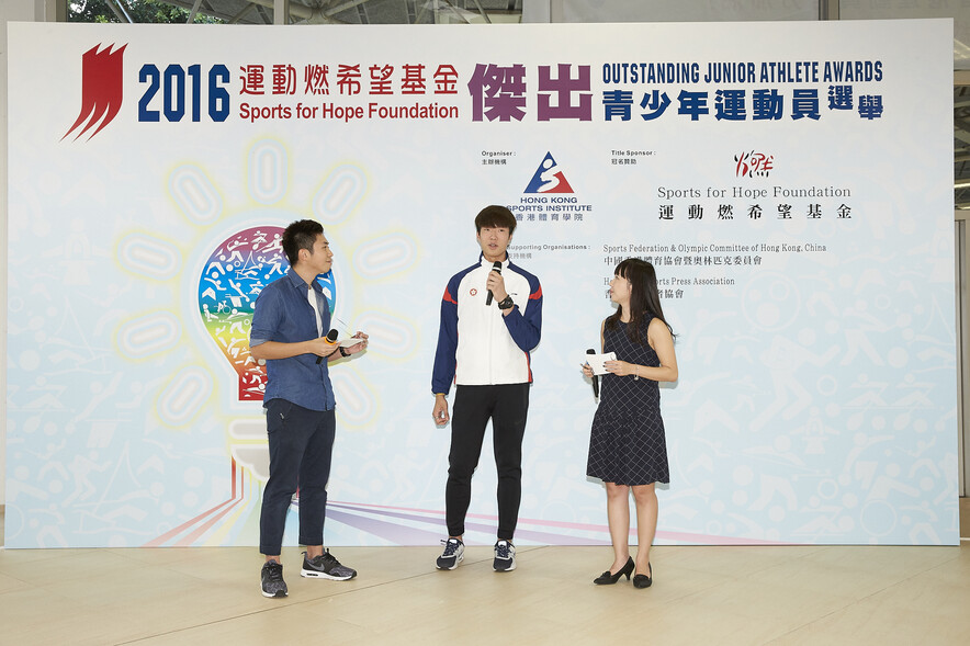 <p>Cheung Ka-long (Fencing, middle), award winner of the 2<sup>nd</sup> quarter of the Sports for Hope Foundation Outstanding Junior Athlete Awards 2016.</p>
